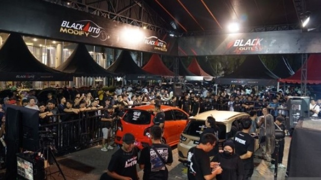 BlackAuto Battle Surabaya Pecah! Ratusan Mobil Modifikasi Adu Gahar, Siapa Rajanya?