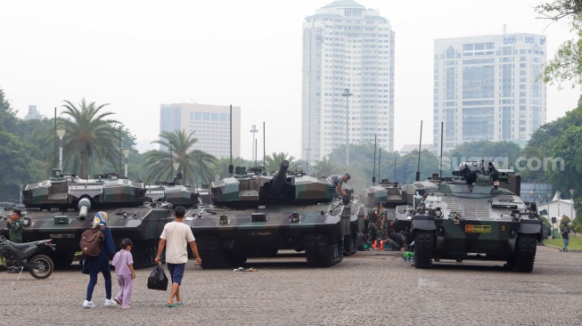 Pengunjung melihat kendaraan tempur TNI saat pameran alat utama sistem senjata (alutsista) TNI Fair di Monas, Jakarta, Minggu (21/9/2025). [Suara.com/Alfian Winanto]
