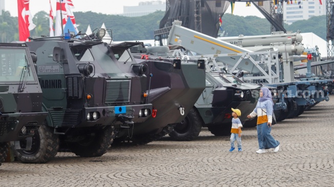 Pengunjung melihat kendaraan tempur TNI saat pameran alat utama sistem senjata (alutsista) TNI Fair di Monas, Jakarta, Minggu (21/9/2025). [Suara.com/Alfian Winanto]
