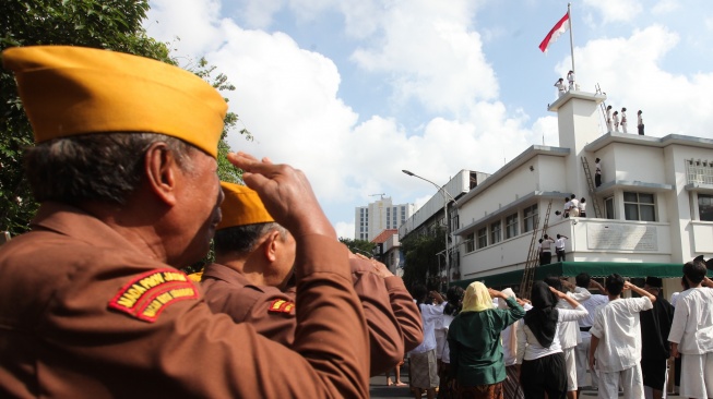 Sejumlah veteran dan sejumlah pemain melakukan penghormatan kepada bendera Merah Putih saat pementasan drama teatrikal kolosal berjudul Surabaya Merah Putih di Hotel Majapahit, Surabaya, Jawa Timur, Minggu (21/9/2025). [ANTARA FOTO/Didik Suhartono/bar]