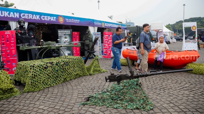 Pengunjung melihat persenjataan TNI saat pameran alat utama sistem senjata (alutsista) TNI Fair di Monas, Jakarta, Minggu (21/9/2025). [Suara.com/Alfian Winanto]
