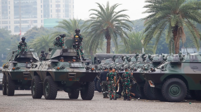 Prajurit TNI membawa kendaraan tempur TNI saat pameran alat utama sistem senjata (alutsista) TNI Fair di Monas, Jakarta, Minggu (21/9/2025). [Suara.com/Alfian Winanto]
