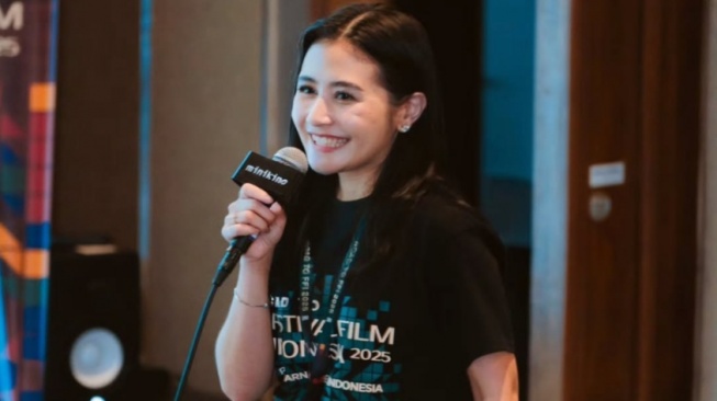 Tanggapi Isu Mandi Galon, Prilly Latuconsina Kritik Pedas Menpar Widiyanti