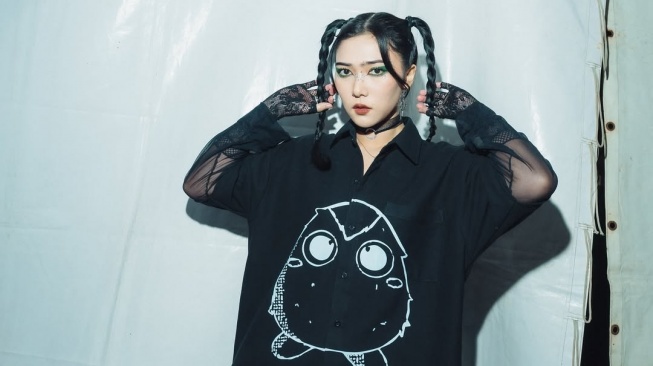 Dulu Gedubrak, Isyana Sarasvati Kini Jadi Gong di Konser 'Miliaran Cinta'