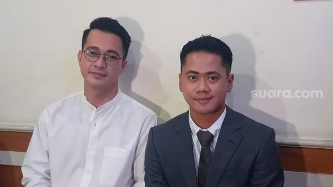 Sebulan Lebih Tak Bertemu Anak, Eza Gionino Berdoa di Pengadilan