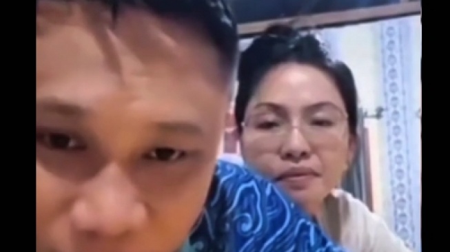 Mantan anggota DPRD Gorontalo Wahyudin Moridu dan istri saat melakukan live di TikTok. (tangkapan layar/TikTok)