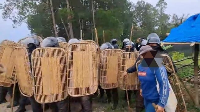Pekerja Toba Pulp Lestari Serbu Warga Adat: Anak Disabilitas Dipukul, Rumah dan Posko Dibakar!