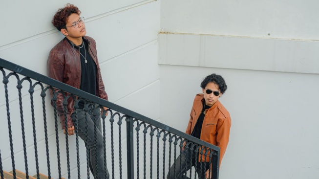 Duo NAVA yang beranggotakan Hugo Kasela dan Revaldo Putra baru saja merilis mini album berjudul Rayakan Dunia Baru. [Instagram]