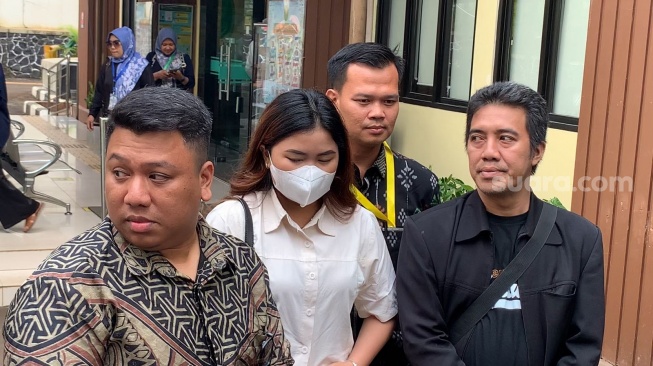 Putri Mpok Alpa, Sherly usai jadi saksi di sidang perwalian adik-adiknya di Pengadilan Agama Jakarta Selatan, Senin, 22 September 2025 [Suara.com/Adiyoga Priyambodo].