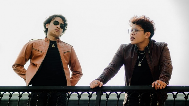 Duo NAVA yang beranggotakan Hugo Kasela dan Revaldo Putra baru saja merilis mini album berjudul Rayakan Dunia Baru. [Instagram]