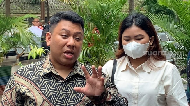 Putri Mpok Alpa, Sherly usai jadi saksi di sidang perwalian adik-adiknya di Pengadilan Agama Jakarta Selatan, Senin, 22 September 2025 [Suara.com/Adiyoga Priyambodo].