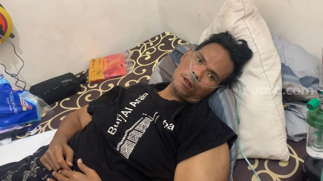 Kondisi terkini Fahmi Bo saat ditemui di kediamannya kawasan Kebon Jeruk, Jakarta Barat, Selasa, 23 September 2025. [Suara.com/Adiyoga Priyambodo]