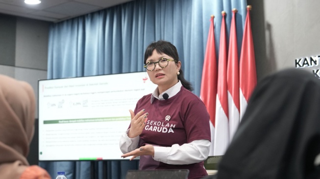 Siswa dari Sekolah Rakyat bisa melanjutkan di Sekolah Garuda, selama berprestasi dan memenuhi kriteria jelas Wakil Menteri Pendidikan Tinggi Sains dan Teknologi Stella Christie (Dok: Bakom RI)
