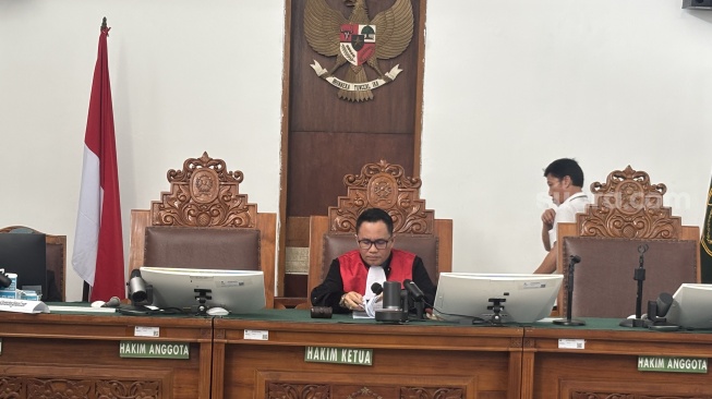 Hakim tunggal Pengadilan Negeri Jakarta Selatan (PN Jaksel) menolak permohonan praperadilan Komisaris Utama PT Dosni Roha Logistik, Bambang Rudijanto Tanoesoedibjo atau Rudy Tanoe. (Suara.com/Faqih)