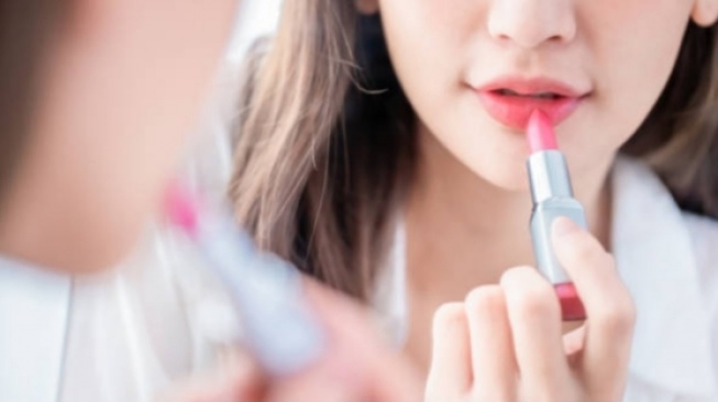 Rekomendasi lipstik matte yang tidak bikin bibir kering. (unsplash)