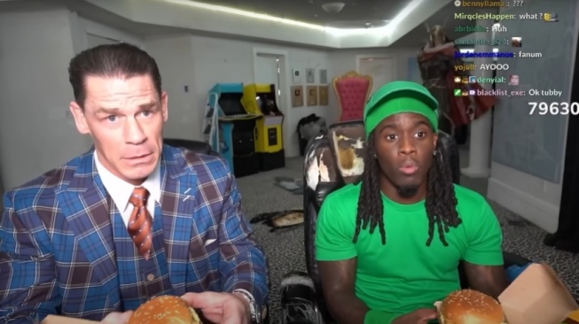 Kai Cenat (kanan) ketika live streaming bersama John Cena (YouTube/Kai Cenat Live)