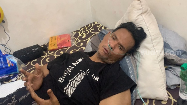 Kondisi terkini Fahmi Bo saat ditemui di kediamannya kawasan Kebon Jeruk, Jakarta Barat, Selasa, 23 September 2025. [Suara.com/Adiyoga Priyambodo]