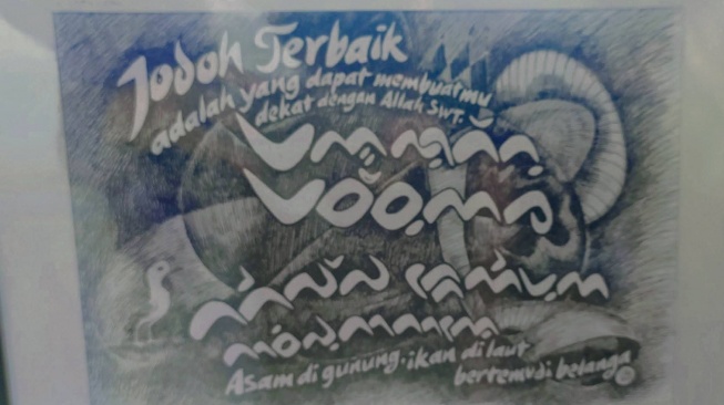 Karya seni rupa kaligrafi Islam, Latin, dan Lontara karya maestro seni rupa Sulawesi Selatan, Prof. Abd. Aziz Ahmad di Benteng Somba Opu [Suara.com/Istimewa]