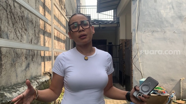 Melaney Ricardo usai membesuk Fahmi Bo di kediamannya kawasan Kebon Jeruk, Jakarta Barat, Selasa, 23 September 2025. [Suara.com/Adiyoga Priyambodo]