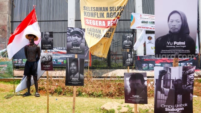 Massa yang tergabung dalam Konsorsium Pembaruan Agraria (KPA) saat menggelar aksi unjuk rasa memperingati Hari Tani Nasional di depan Gedung DPR RI, Jakarta, Rabu (24/9/2025). [Suara.com/Alfian Winanto]
