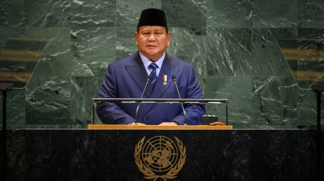 Presiden Indonesia Prabowo Subianto berpidato saat Sidang Umum Perserikatan Bangsa-Bangsa ke-80 di Markas Besar PBB di New York, Amerika Serikat, Selasa (23/9/2025). [Handout/Sekretariat Presiden]