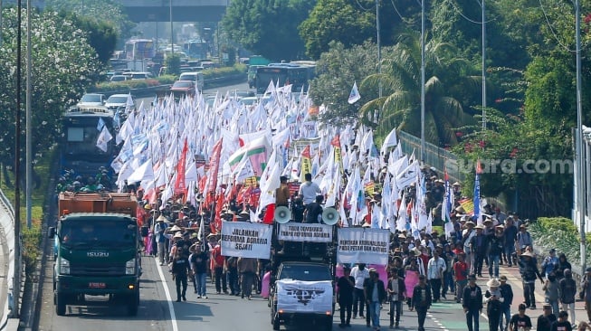 Massa yang tergabung dalam Konsorsium Pembaruan Agraria (KPA) saat menggelar aksi unjuk rasa memperingati Hari Tani Nasional di depan Gedung DPR RI, Jakarta, Rabu (24/9/2025). [Suara.com/Alfian Winanto]