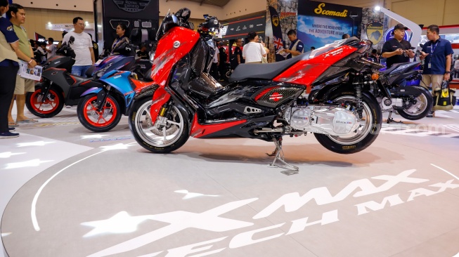 Pengunjung melihat sepeda motor Yamaha Xmax Tech Max dalam Pameran Indonesia Motorcycle Show (IMOS) 2025 di Indonesia Convention Exhibition (ICE) BSD, Serpong, Kabupaten Tangerang, Banten, Rabu (24/9/2025). [Suara.com/Alfian Winanto]