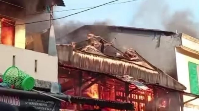 Perang kelompok antar lorong di Kecamatan Tallo, kota Makassar kembali pecah dan menyebabkan sejumlah rumah hangus terbakar, Selasa 23 September 2025 [Suara.com/Istimewa] 