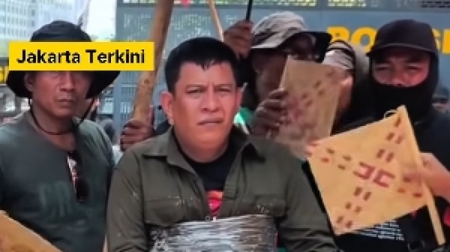 Pendemo Hari Tani Nasional di Jakarta Rela Setengah Badan Dicor: Badan Hancur, Suaramu Tak Didengar!