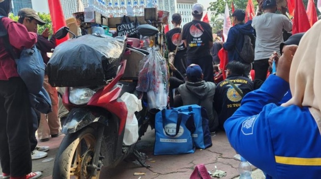 Paket Bansos 'Wakil Presiden RI' Muncul di Tengah Aksi Hari Tani