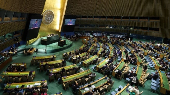 Presiden Indonesia Prabowo Subianto berpidato saat Sidang Umum Perserikatan Bangsa-Bangsa ke-80 di Markas Besar PBB di New York, Amerika Serikat, Selasa (23/9/2025). [Handout/Sekretariat Presiden]