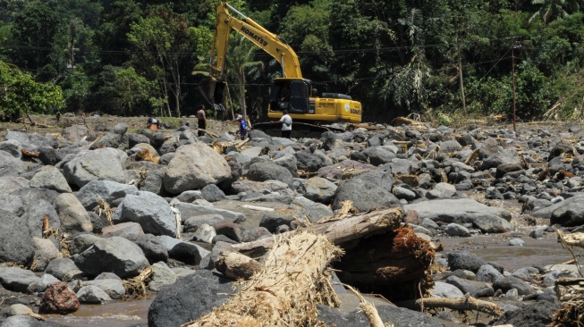 Pekerja mengoperasikan alat berat untuk membersihkan lokasi bekas terjadinya banjir bandang di Kabupaten Nagekeo, Nusa Tenggara Timur, Rabu (24/9/2025). [ANTARA FOTO/Mega Tokan/sgd/tom]