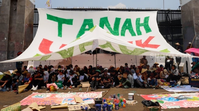 Massa yang tergabung dalam Konsorsium Pembaruan Agraria (KPA) saat menggelar aksi unjuk rasa memperingati Hari Tani Nasional di depan Gedung DPR RI, Jakarta, Rabu (24/9/2025). [Suara.com/Alfian Winanto]