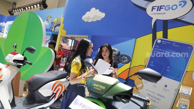 Suasana aktivitas booth FIFGroup di Pameran Indonesia Motorcycle Show (IMOS) 2025 di ICE BSD, Tangerang, Banten, Rabu (24/9/2025). [Suara.com/Alfian Winanto]