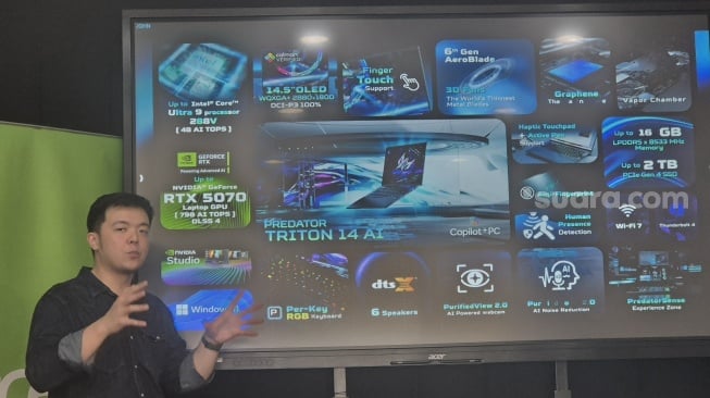 Matius Tirtawirya, Consumer Notebook Product Manager Acer Indonesia memperkenalkan Predator Triton 14 AI di Jakarta, Selasa (23/9/2025). [Suara.com/Dythia]