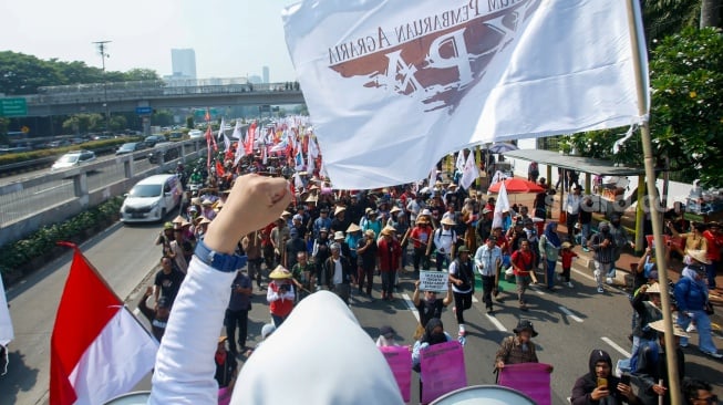 Massa yang tergabung dalam Konsorsium Pembaruan Agraria (KPA) saat menggelar aksi unjuk rasa memperingati Hari Tani Nasional di depan Gedung DPR RI, Jakarta, Rabu (24/9/2025). [Suara.com/Alfian Winanto]