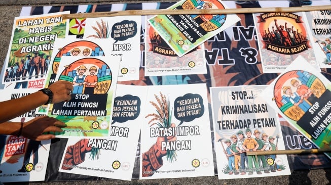 Massa yang tergabung dalam Konsorsium Pembaruan Agraria (KPA) saat menggelar aksi unjuk rasa memperingati Hari Tani Nasional di depan Gedung DPR RI, Jakarta, Rabu (24/9/2025). [Suara.com/Alfian Winanto]