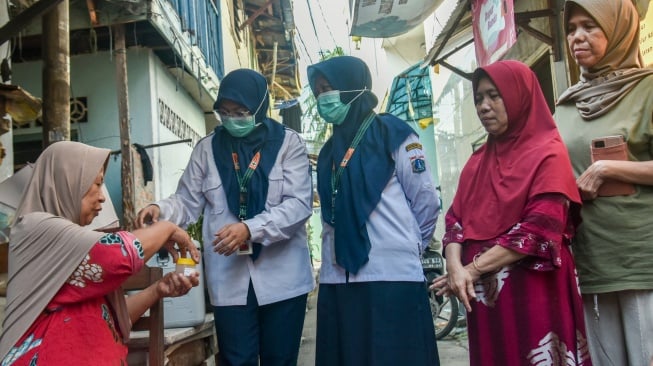 Warga mengikuti skrining untuk mendeteksi penyakit tuberkulosis (TBC) di Petojo Selatan, Jakarta Pusat, Rabu (24/9/2025).[ANTARA FOTO/Fakhri Hermansyah/nym]