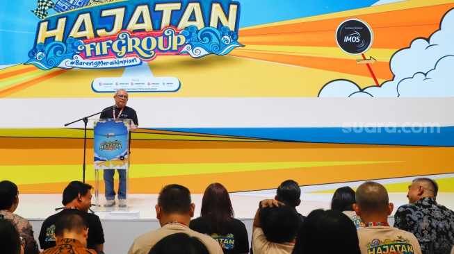 CEO FIFGroup, Siswadi memberikan sambutan saat membuka booth FIFGroup di Pameran Indonesia Motorcycle Show (IMOS) 2025 di ICE BSD, Tangerang, Banten, Rabu (24/9/2025). [Suara.com/Alfian Winanto]