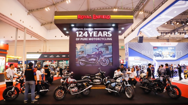 Pengunjung melihat sepeda motor Royal Enfield zdalam Pameran Indonesia Motorcycle Show (IMOS) 2025 di Indonesia Convention Exhibition (ICE) BSD, Serpong, Kabupaten Tangerang, Banten, Rabu (24/9/2025). [Suara.com/Alfian Winanto]