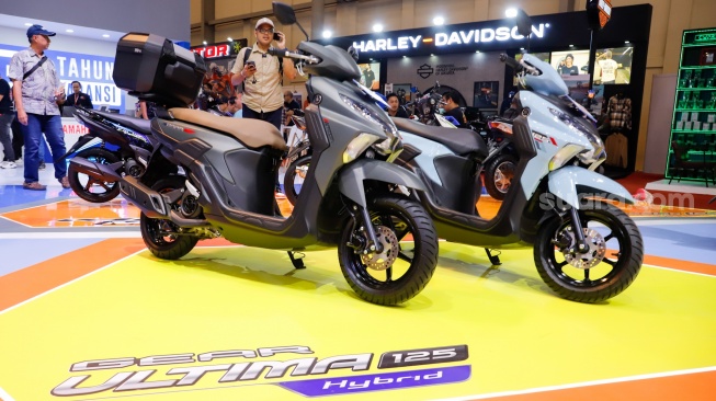 Pengunjung melihat sepeda motor Yamaha Gear 125 dalam Pameran Indonesia Motorcycle Show (IMOS) 2025 di Indonesia Convention Exhibition (ICE) BSD, Serpong, Kabupaten Tangerang, Banten, Rabu (24/9/2025). [Suara.com/Alfian Winanto]