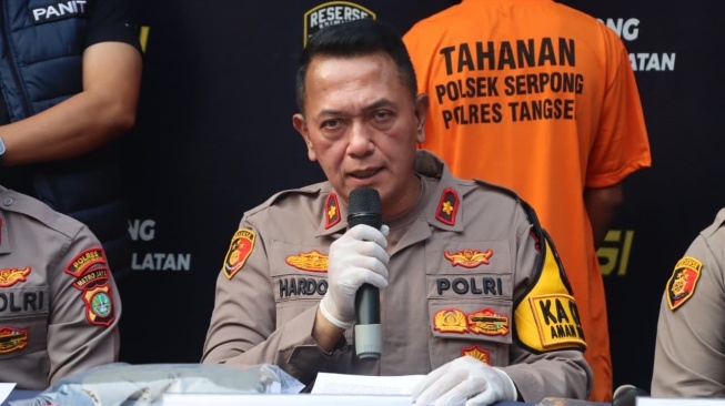 Demi Cuan Rp800, Dua Pedagang Kerupuk di Tangsel Adu Jotos Rebutan Lapak