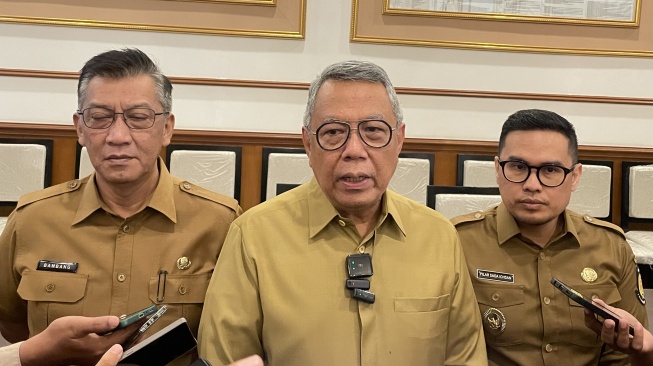 Wali Kota Tangsel Benyamin Davnie saat menjelaskan soal Laporan Keuangan Pengelolaan Daerah 2024 di rumah dinas di Jalan Serpong, Selasa, 23 September 2025. Anggaran itu disorot publik dan gaduh setelag diunggah penyanyi cilik Leony Vitria Hartanti  [Wivy/SuaraBanten]