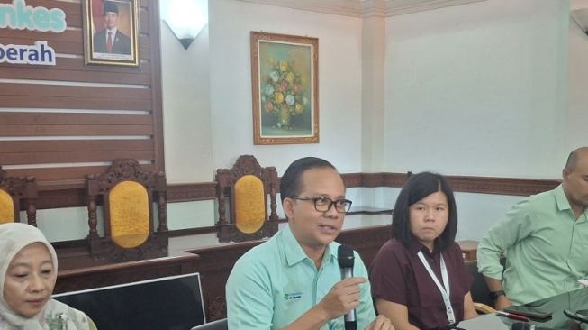 Direktur Medik dan Keperawatan RSUP Ngoerah Denpasar dr. I Made Darmajaya bersama tim memberikan keterangan kepada wartawan terkait autopsi jenazah WNA Australia Byron James Dumschat di Denpasar, Bali, Rabu (24/9/2025). ANTARA/Rolandus Nampu
