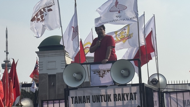 Aksi Hari Tani digelar di depan Gedung DPR dengan sejumlah tuntutan pada Rabu (24/9/2025). [Suara.com/Faqih]