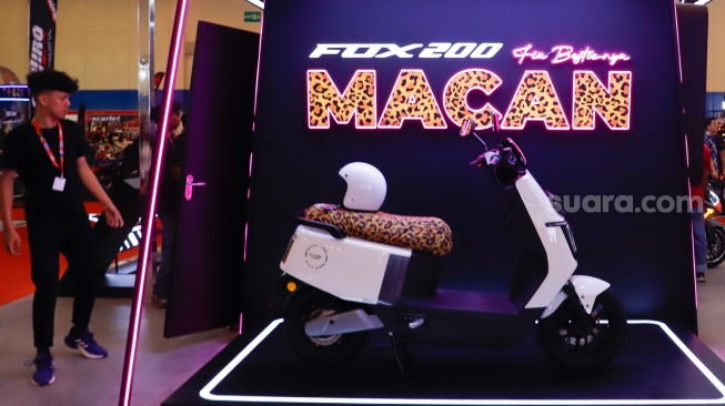Pengunjung melihat sepeda motor Polytron Fox 200 Macan dalam Pameran Indonesia Motorcycle Show (IMOS) 2025 di Indonesia Convention Exhibition (ICE) BSD, Serpong, Kabupaten Tangerang, Banten, Rabu (24/9/2025). [Suara.com/Alfian Winanto]