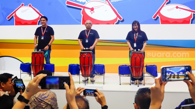 CEO FIFGroup, Siswadi memberikan sambutan saat membuka booth FIFGroup di Pameran Indonesia Motorcycle Show (IMOS) 2025 di ICE BSD, Tangerang, Banten, Rabu (24/9/2025). [Suara.com/Alfian Winanto]