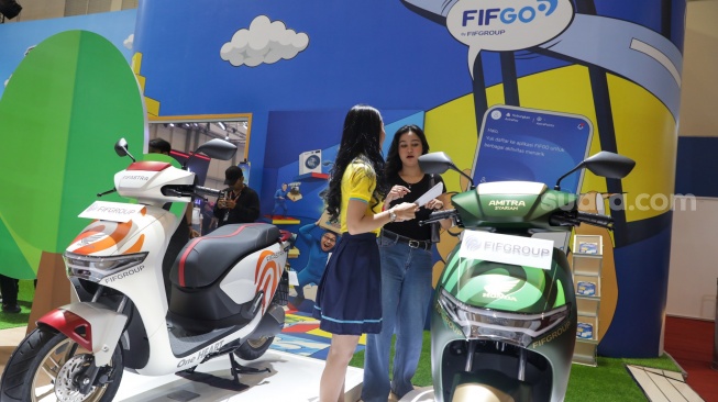 Suasana aktivitas booth FIFGroup di Pameran Indonesia Motorcycle Show (IMOS) 2025 di ICE BSD, Tangerang, Banten, Rabu (24/9/2025). [Suara.com/Alfian Winanto]