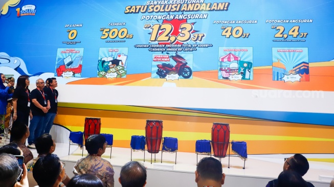 CEO FIFGroup, Siswadi memberikan sambutan saat membuka booth FIFGroup di Pameran Indonesia Motorcycle Show (IMOS) 2025 di ICE BSD, Tangerang, Banten, Rabu (24/9/2025). [Suara.com/Alfian Winanto]