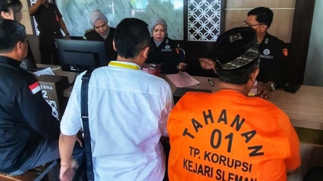 Rugikan Negara Rp733 Juta, Lurah Tegaltirto, Sarjono Diserahkan ke Kejari Sleman
